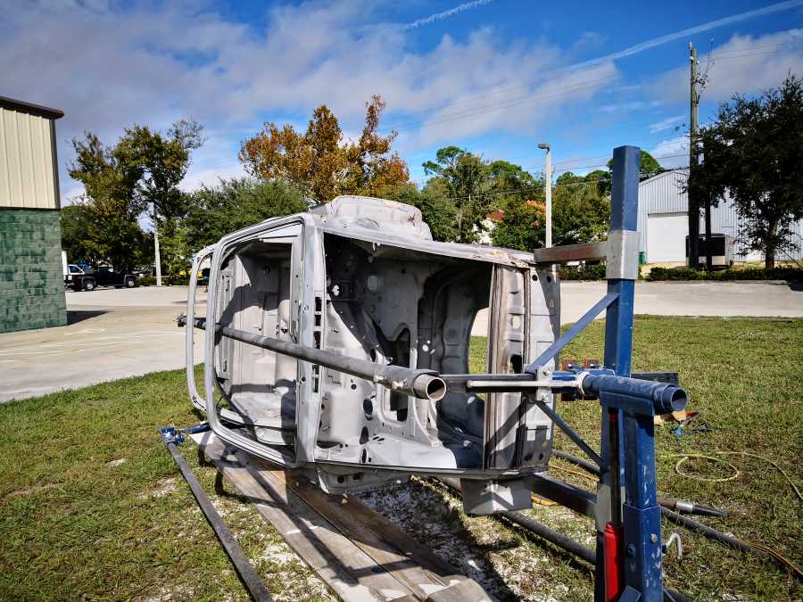 Dry sandblasting a automobile